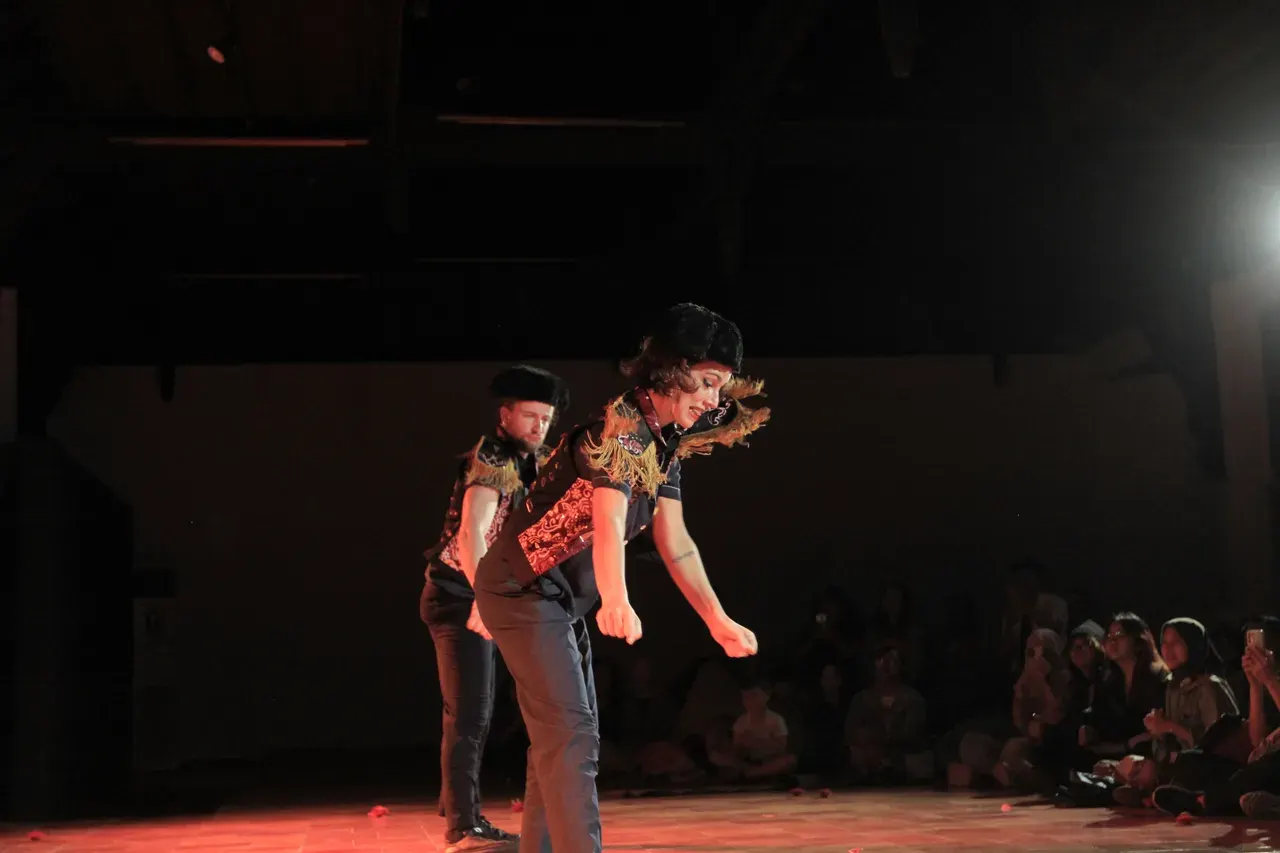 Pentas Teater Musikal "C'est La Vida"