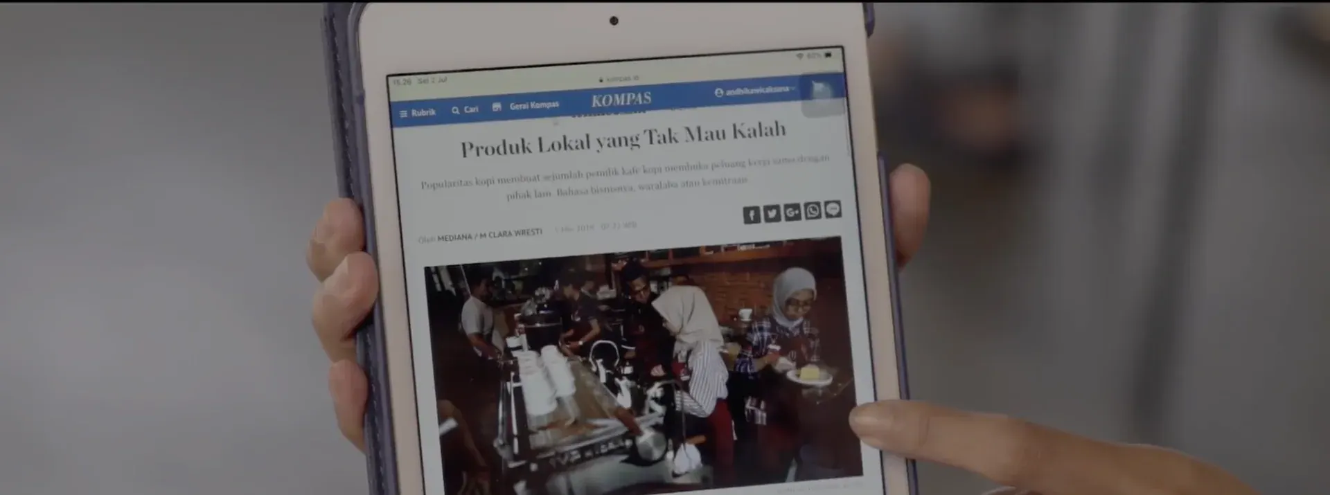 Membaca koran